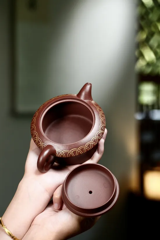 Yixing Zisha Teapot with 24K Gold – Handcrafted Luxury 8