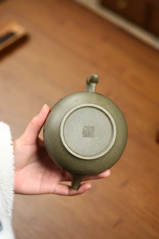 Handcrafted Yixing Eagle Zisha Teapot | Artisan Ceramic Masterpiece 4