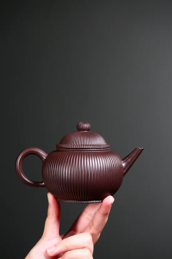 Premium Yixing Zisha Clay Teapot – Handcrafted Collector’s Artistry 8