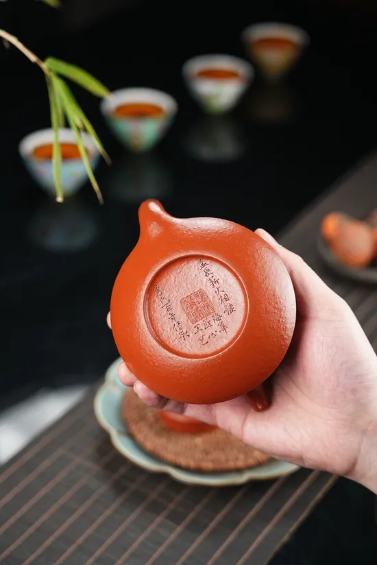 Qu Hu Yixing Zisha Teapot - Mengchen Clay Artisan Craft 3