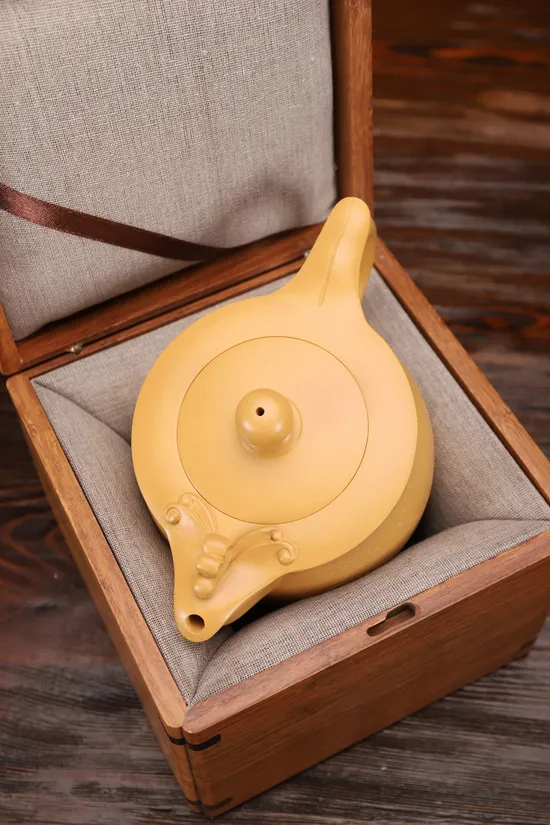 Yixing Teapot | Golden Clay Artisan Craft | Phoenix Design 3