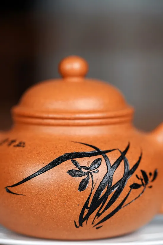 Yulan Rongtian Yixing Teapot | Handcrafted Clay Artistry 2
