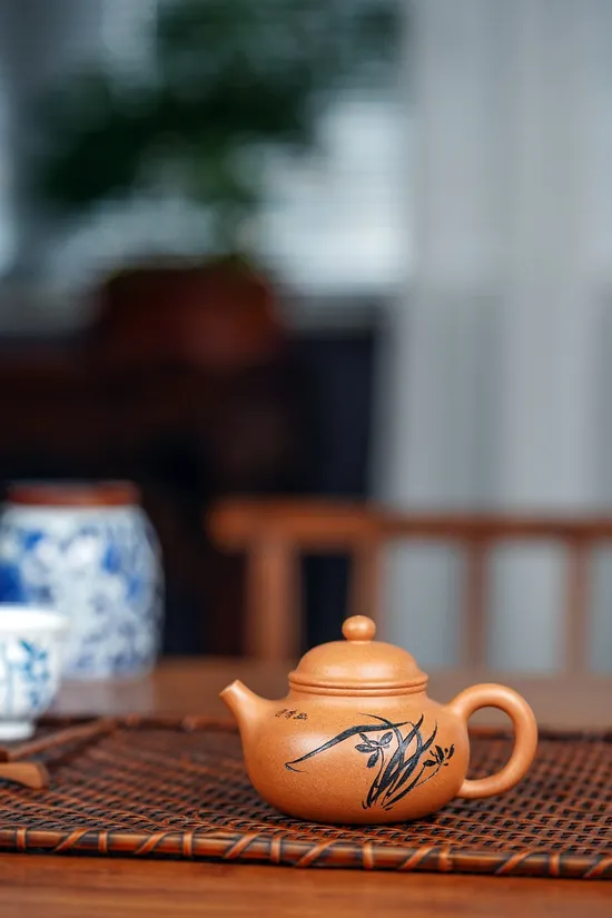 Yulan Rongtian Yixing Teapot | Handcrafted Clay Artistry 3
