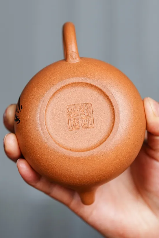 Yulan Rongtian Yixing Teapot | Handcrafted Clay Artistry 4