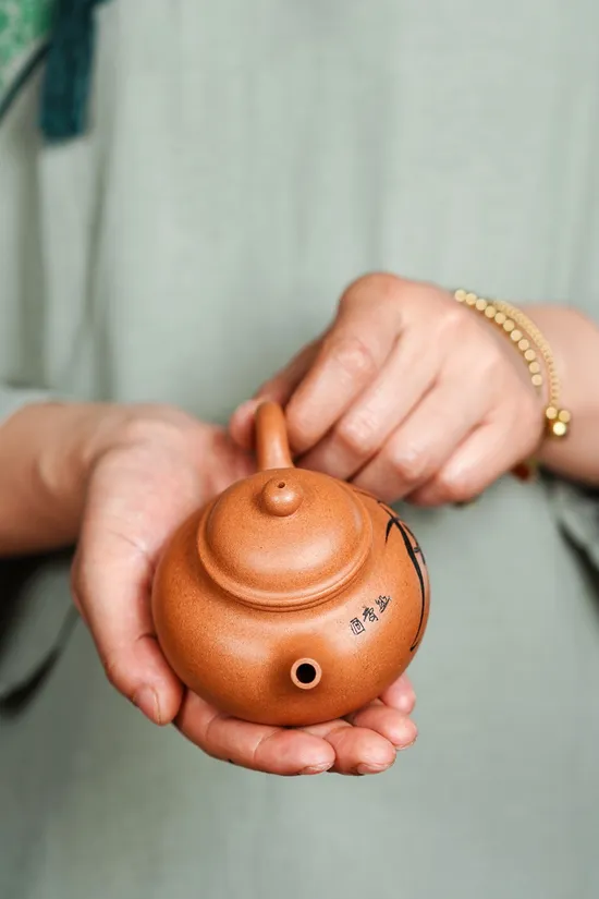 Yulan Rongtian Yixing Teapot | Handcrafted Clay Artistry 6