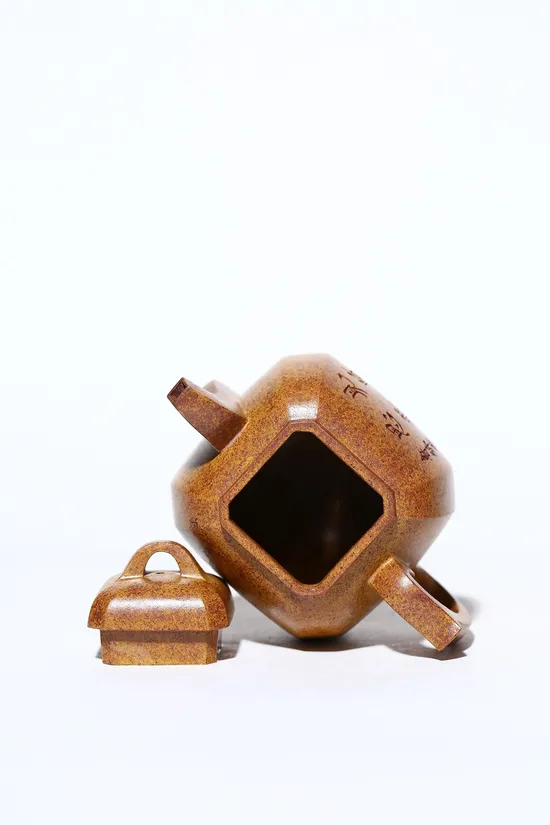 Premium Yixing Golden Clay Teapot | Master Yang Qinfang’s Artistry 1