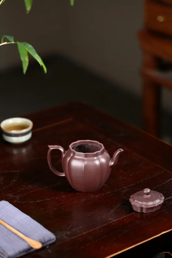 Yixing Zisha Teapot Masterpiece - Gao Jianzhong Handcrafted Collectible 1