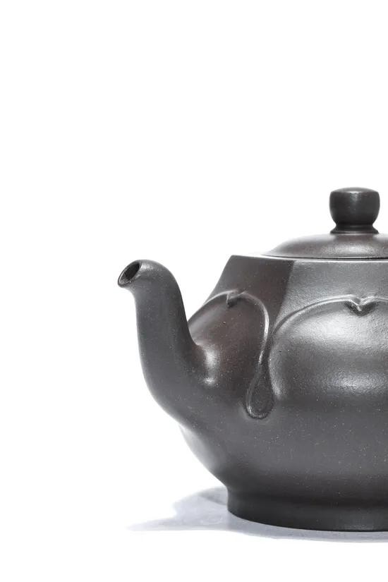 Premium Yixing Clay Teapot – Handcrafted Artistic Ceramic Teapot 1