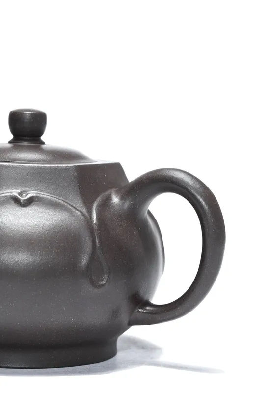 Premium Yixing Clay Teapot – Handcrafted Artistic Ceramic Teapot 5