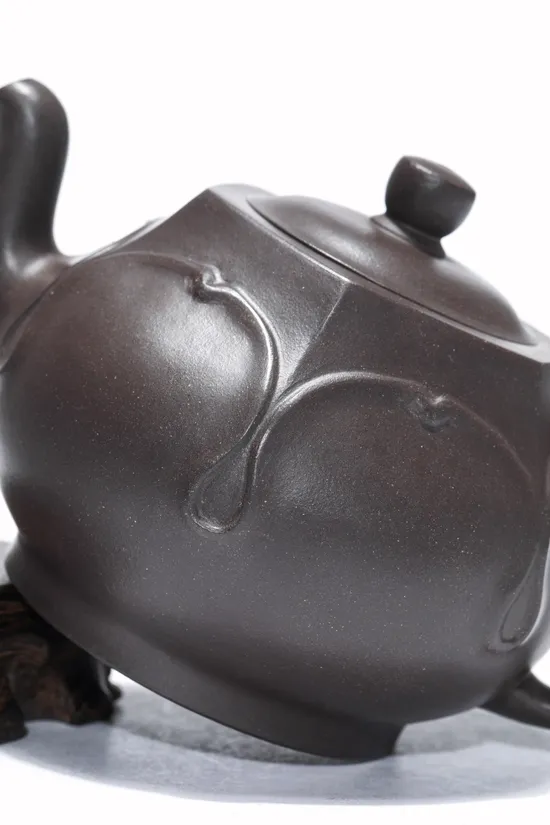Premium Yixing Clay Teapot – Handcrafted Artistic Ceramic Teapot 6