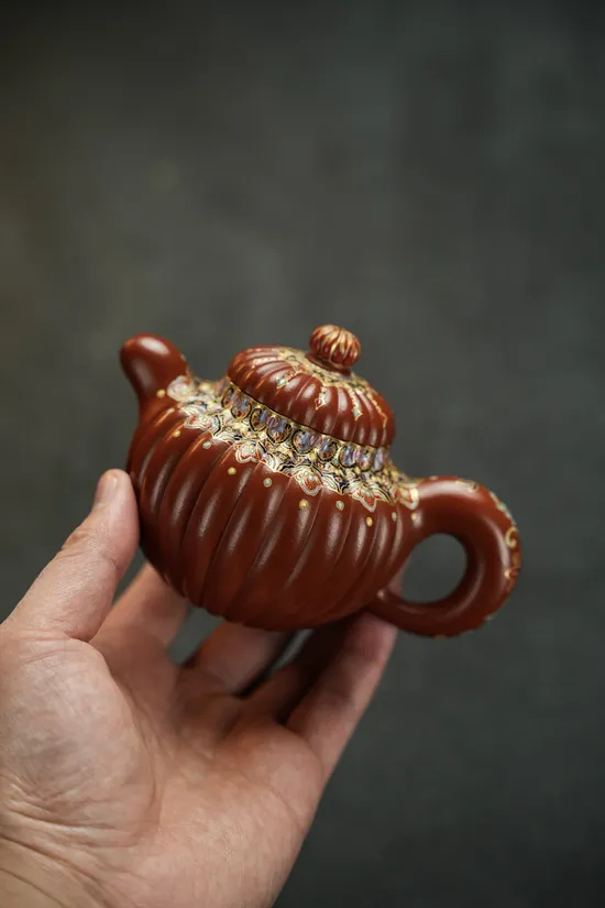 Premium Yixing Clay Teapot – Handcrafted Artisan Luxury Design 2