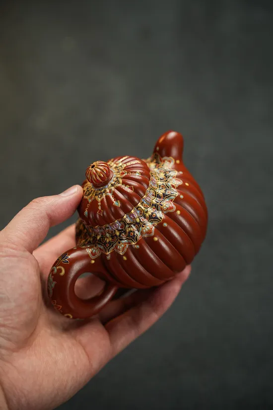 Premium Yixing Clay Teapot – Handcrafted Artisan Luxury Design 4