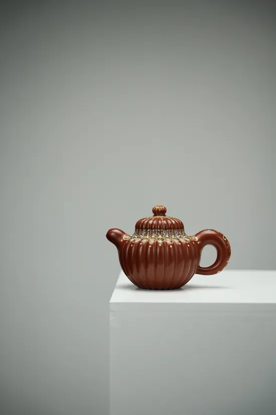 Premium Yixing Clay Teapot – Handcrafted Artisan Luxury Design 5
