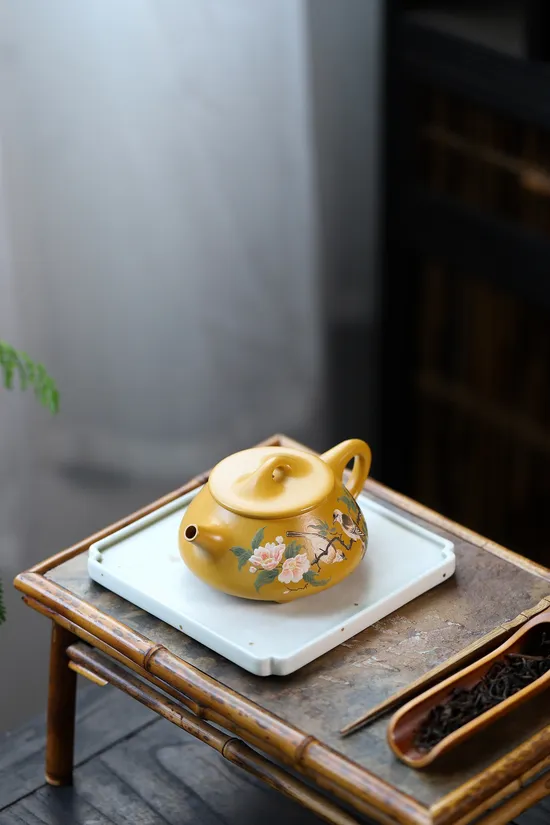Premium Yixing Clay Teapot | Handcrafted Zisha Artistry | 240cc 1