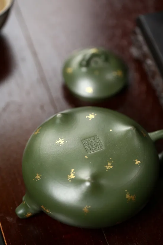 Premium Yixing Zisha Teapot – Handcrafted Bamboo Design Artistry 8