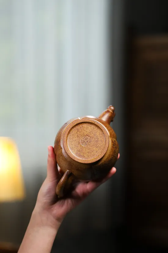 Yixing Zisha Clay Teapot | Handcrafted Wood-Fired Ceramics | Xu Shijuan 3