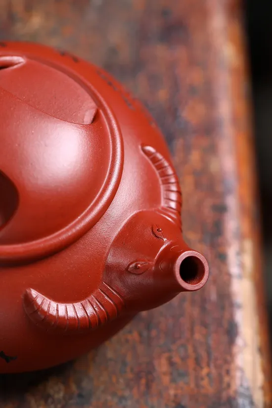 Premium Yixing Zisha Teapot – Handcrafted Red Pi Long Clay Art 7