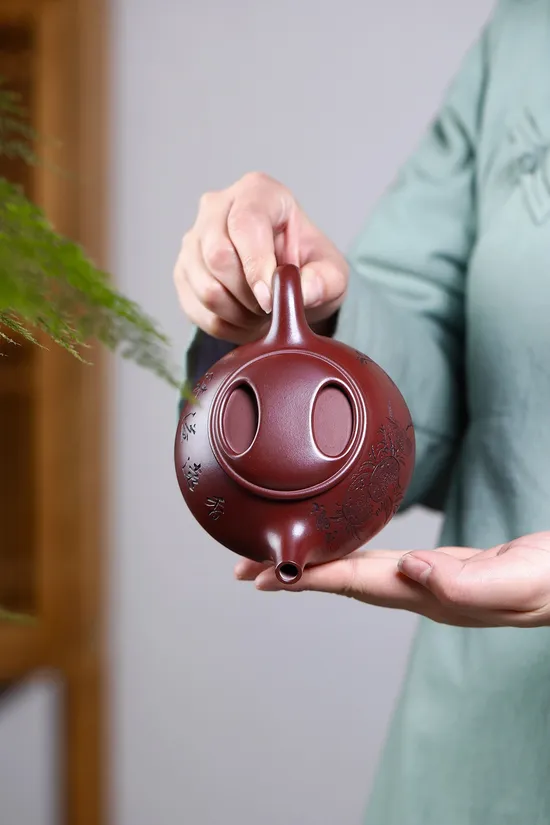 Handcrafted Yixing Teapot - Masters Collaboration & Collector's Item 1