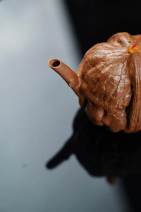 Yixing Zisha Teapot: Handcrafted Artisan Ceramic with Walnut Design 7