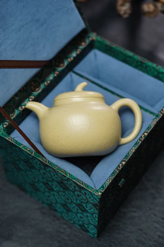 Premium Yixing Zisha Teapot | Handcrafted Ceramic Artistry 1