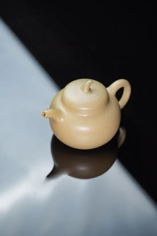 Premium Yixing Zisha Teapot | Handcrafted Ceramic Artistry 4