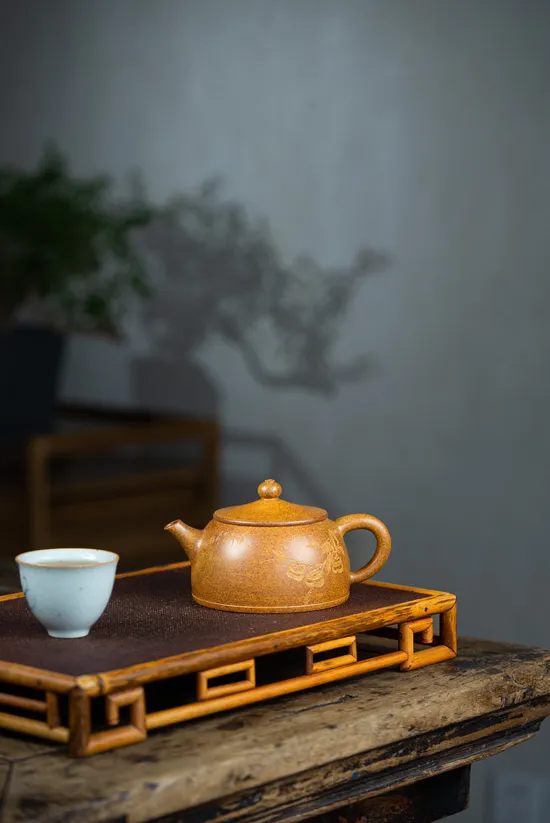 Premium Yixing Zisha Clay Teapot - Handcrafted Golden Duan, 270cc 1