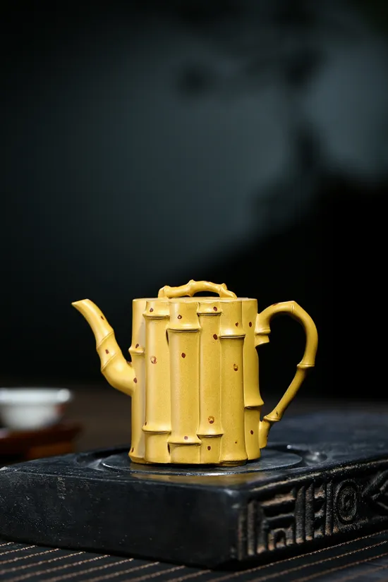 Handcrafted Yixing Zisha Clay Teapot - Collector's Choice 4