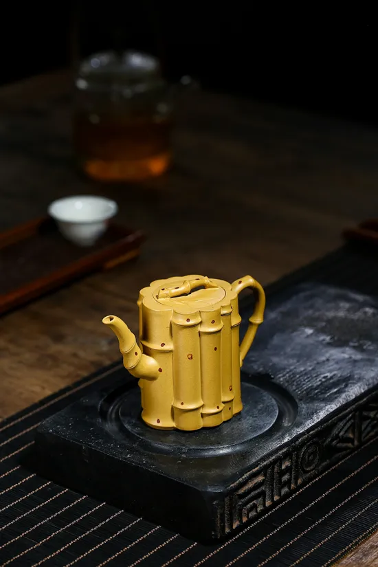 Handcrafted Yixing Zisha Clay Teapot - Collector's Choice 7
