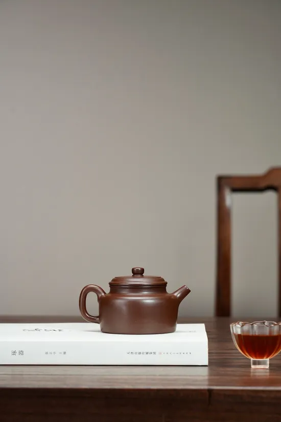 Yixing Zisha Teapot – Classic Dezhong, 260cc, Handcrafted 3