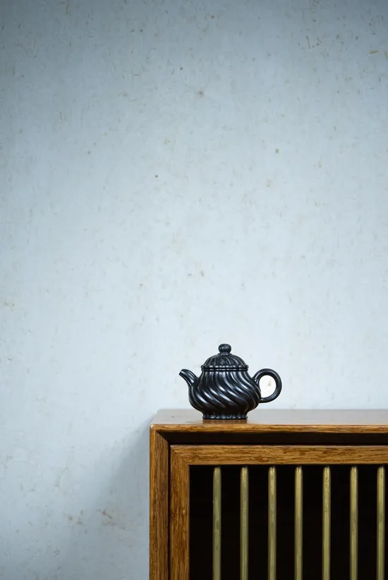 Premium Yixing Teapot | Artisan-Crafted Vermilion Clay Lotus Design 7