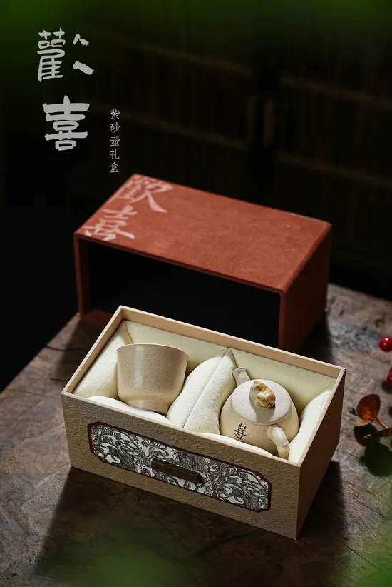 Yixing Zisha Teapot Set – Handcrafted Clay Teapot & Cup Collection 4