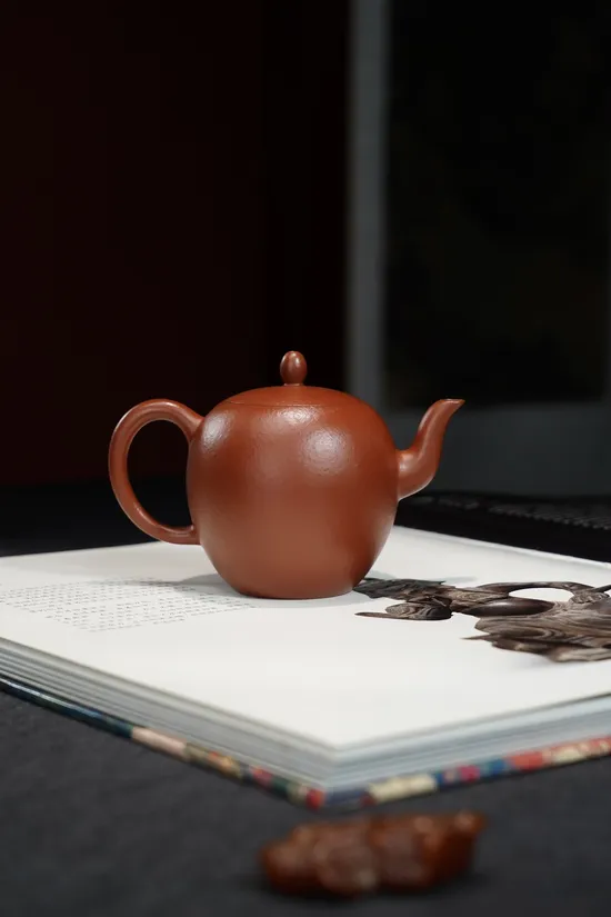 Premium Yixing Clay Teapot | Handcrafted Zisha Pot for Tea Lovers 8