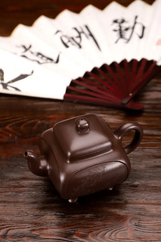 Yixing Zisha Teapot | Artisan Hui Haiqin | 580cc Purple Clay 1