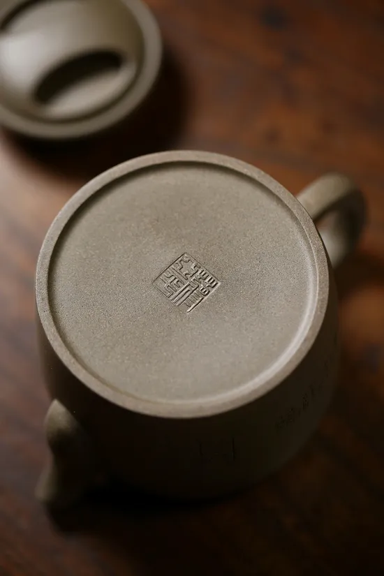 Premium Yixing Zisha Teapot Set: Artisan Crafted Clay Teapot & Cups 2