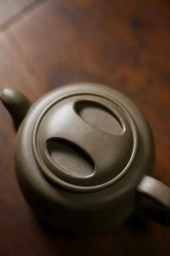 Premium Yixing Zisha Teapot Set: Artisan Crafted Clay Teapot & Cups 4