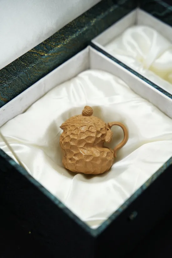Premium Yixing Clay Teapot – Handcrafted, Artistic & Collectible 1