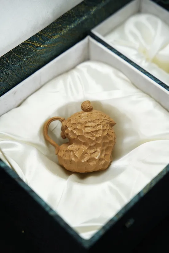 Premium Yixing Clay Teapot – Handcrafted, Artistic & Collectible 3