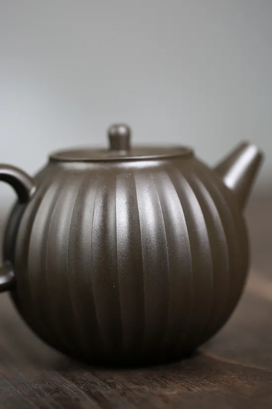 Premium Yixing Clay Teapot | Master Yang Handcrafted Teaware 2