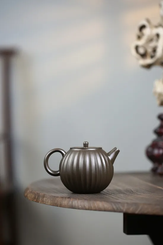 Premium Yixing Clay Teapot | Master Yang Handcrafted Teaware 3
