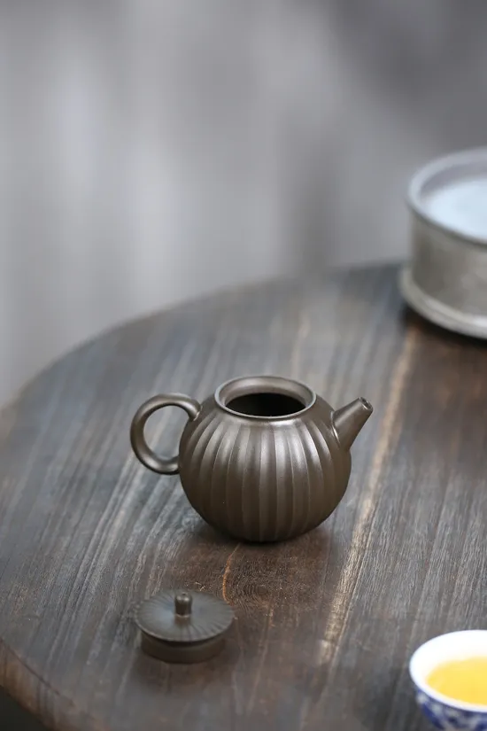 Premium Yixing Clay Teapot | Master Yang Handcrafted Teaware 4