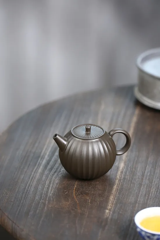 Premium Yixing Clay Teapot | Master Yang Handcrafted Teaware 5