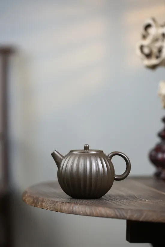 Premium Yixing Clay Teapot | Master Yang Handcrafted Teaware 7