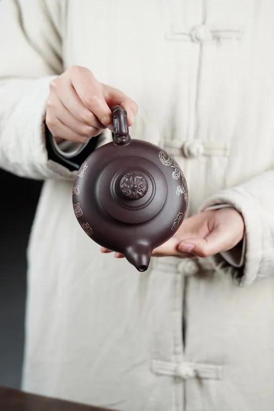 Yixing Zisha Teapot – Master Crafted, Authentic Purple Clay Artistry 4