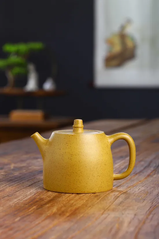 Handmade Yixing Teapot - Di Jiaojiao Zisha Clay Artistry 2