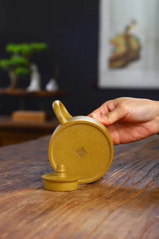 Handmade Yixing Teapot - Di Jiaojiao Zisha Clay Artistry 3