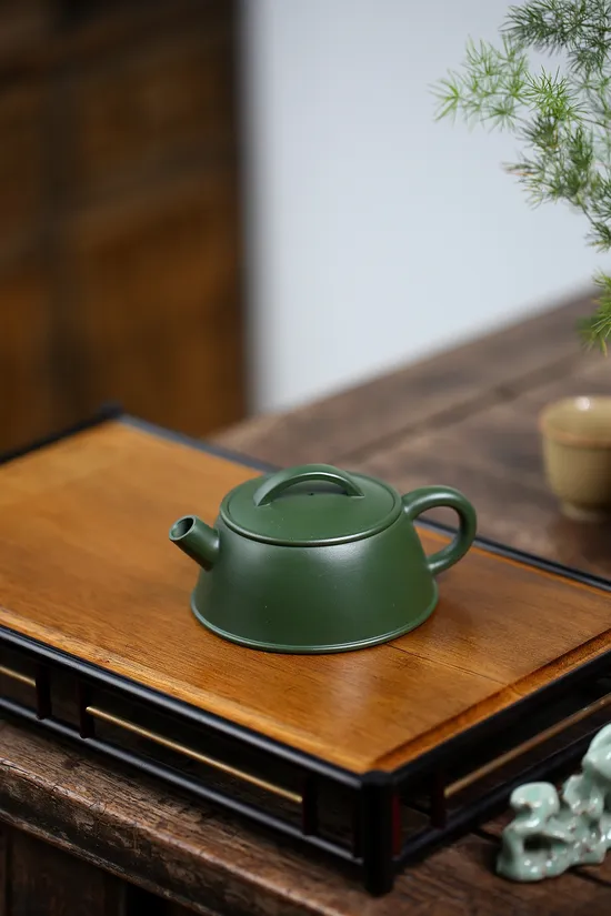 Handcrafted Yixing Zisha Teapot – Artisan Collectible Teaware 5